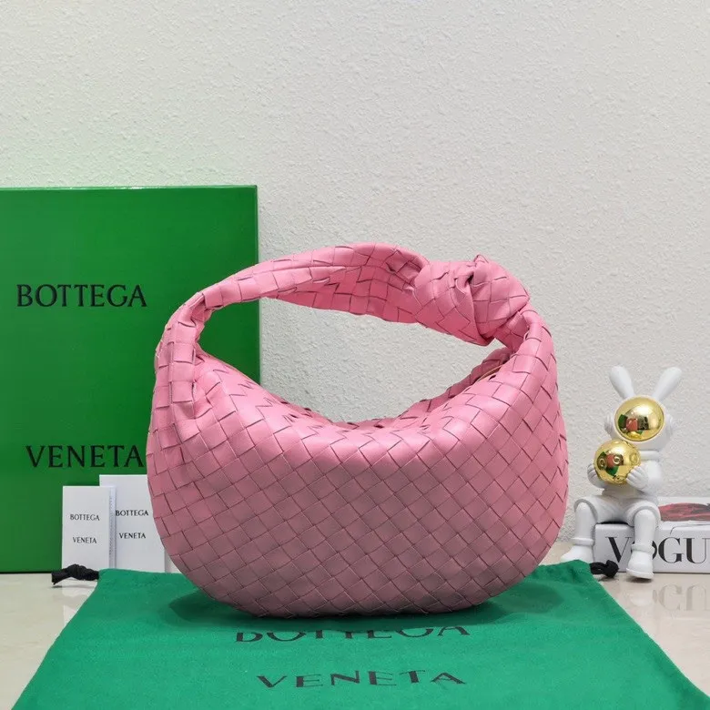 Batch 1460BV Bottega Veneta 2022 Early Spring New Ladies Medium JODIE Handbag BV Bag 🔥The new method is to round the corners on the original basis and knot the round hobo bag with classic woven leather. The most iconic triangular pull-out design, using sheepskin draped soft shape, is super suitable for concave shapes~ Jodie feels really gentle to people, and is definitely the best item for daily matching. It has the same weave, new elements and twists, and is versatile. It is the new favorite of street style Internet celebrities! Size: 36*21*13 Model: 6697